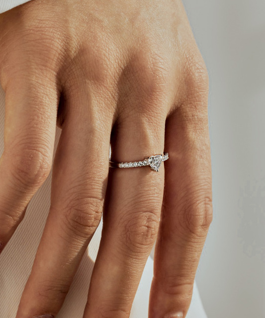 Hõbedast sõrmus moissaniitidega “Süda” 0.5ct