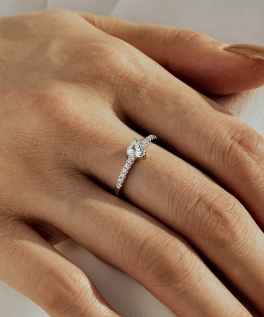 Hõbedast sõrmus moissaniitidega “Süda” 0.5ct