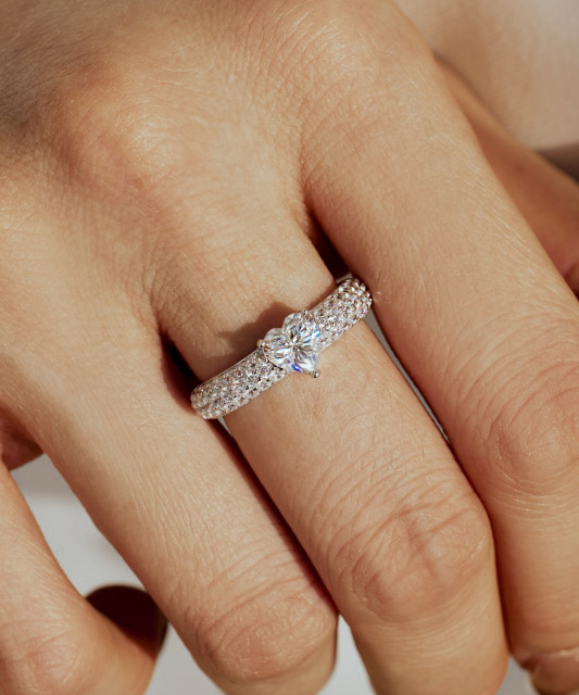 Hõbedast sõrmus moissaniitidega “Süda” 0.8ct