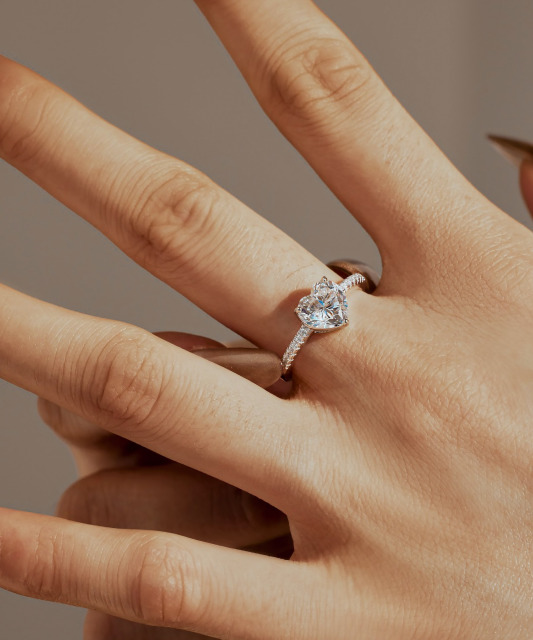 Серебряное кольцо с муассанитами 2ct