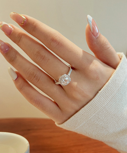 Серебряное кольцо с муассанитами 1.2ct