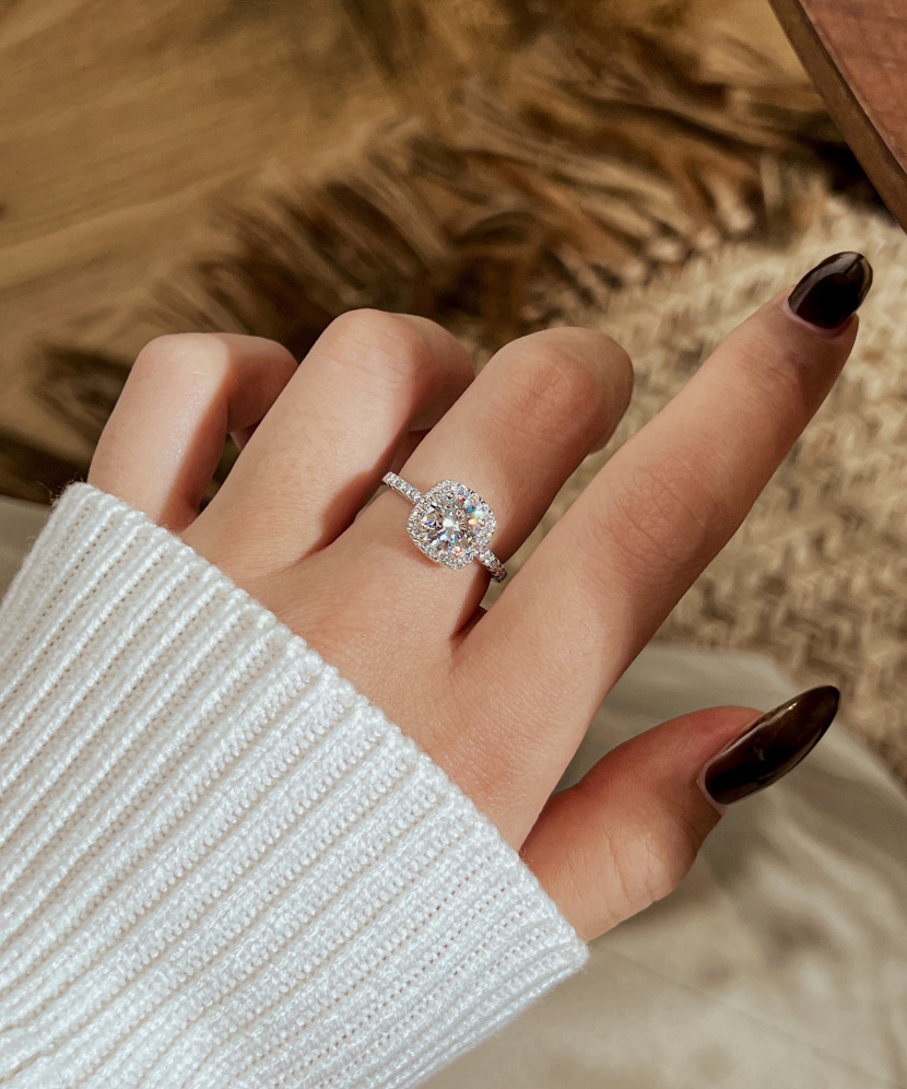 Hõbedast sõrmus moissaniitidega 1.2ct