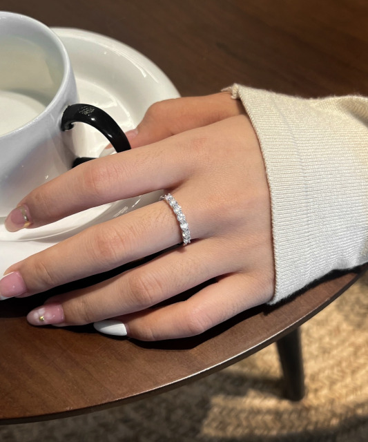 Hõbedast sõrmus moissaniitidega 0.7ct