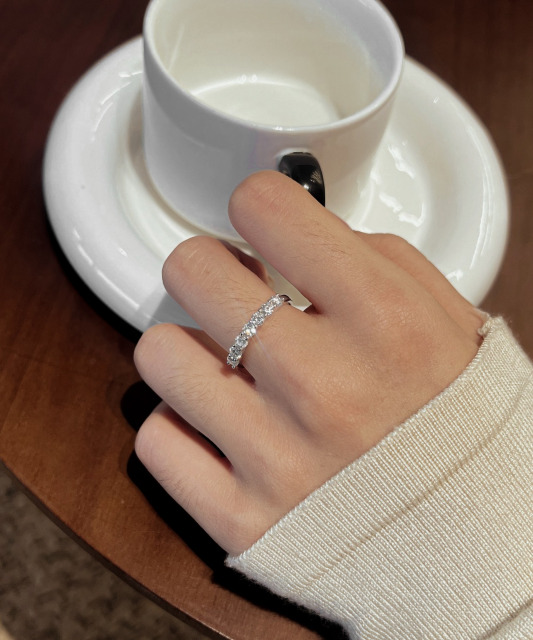 Hõbedast sõrmus moissaniitidega 0.7ct