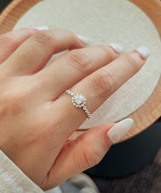 Hõbedast sõrmus moissaniitidega 0.86ct