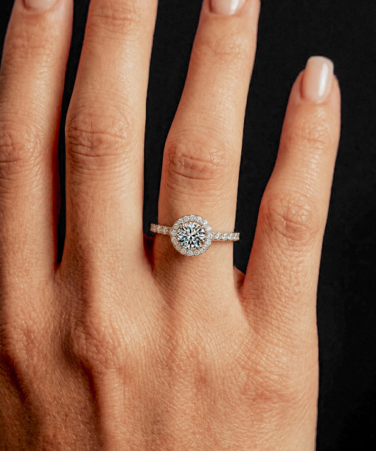 Hõbedast sõrmus moissaniitidega 1.2ct