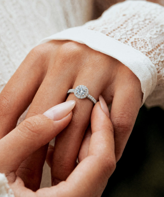 Hõbedast sõrmus moissaniitidega 1.2ct