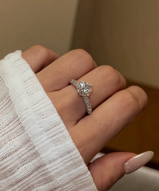 Серебряное кольцо с муассанитами 2ct