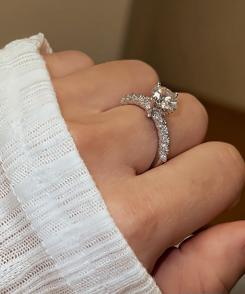 Серебряное кольцо с муассанитами 2ct