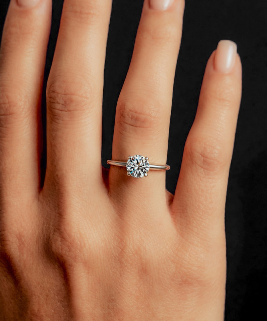 Серебряное кольцо с муассанитом 2ct