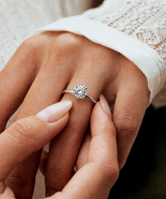Серебряное кольцо с муассанитом 2ct