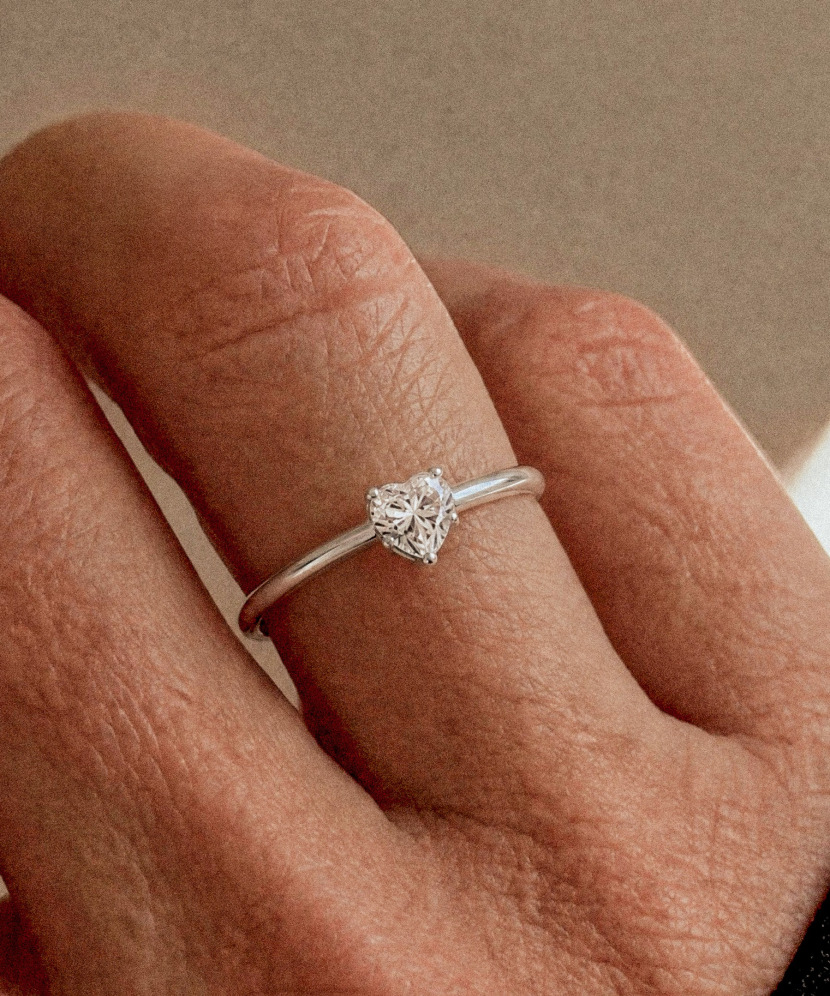 Hõbedast sõrmus moissaniidiga “Süda” 0.5ct
