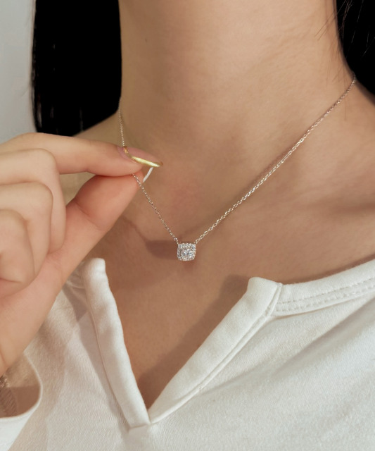 Серебряная цепочка с подвеской из муассанита
