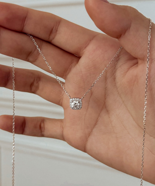 Серебряная цепочка с подвеской из муассанита