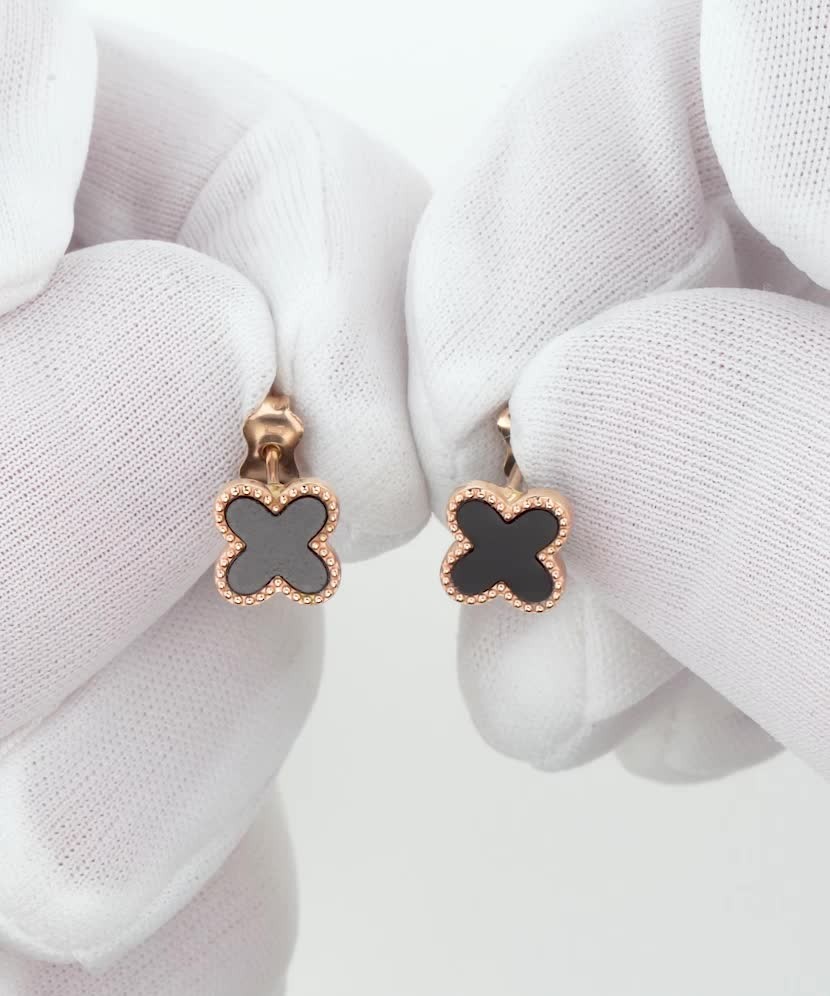 Kuldkõrvarõngad oonüksitega