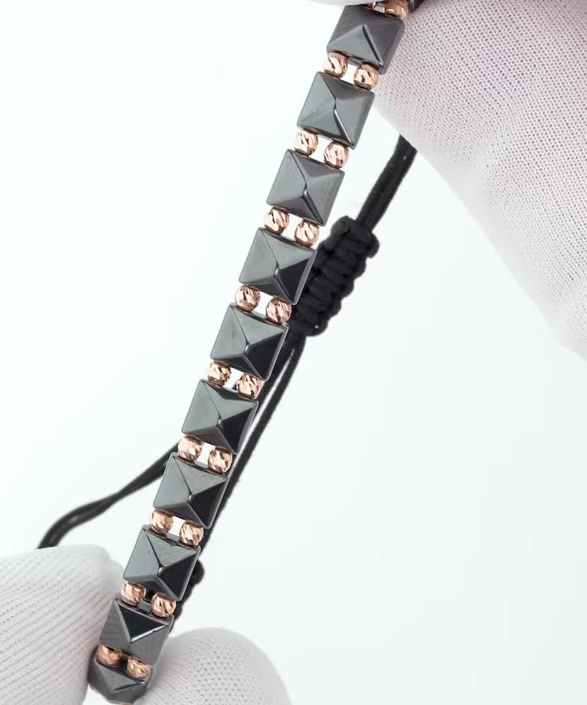 Mustast lõngast käevõru kulla ja Hematiitidega