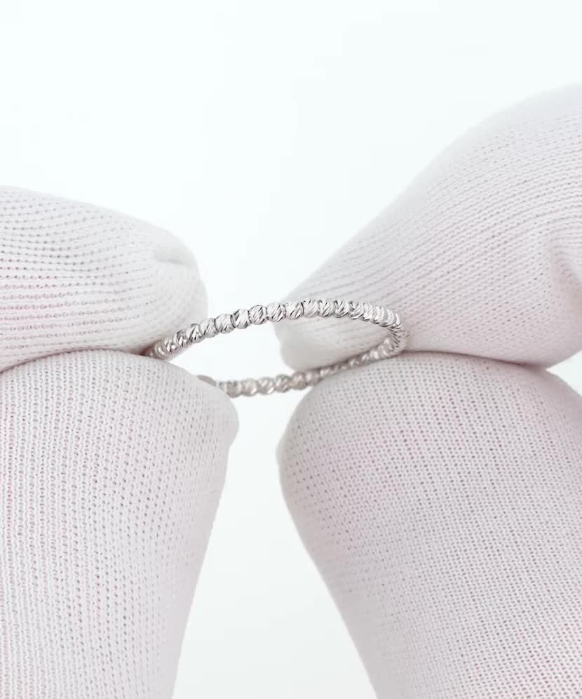 Valgest kullast sõrmus