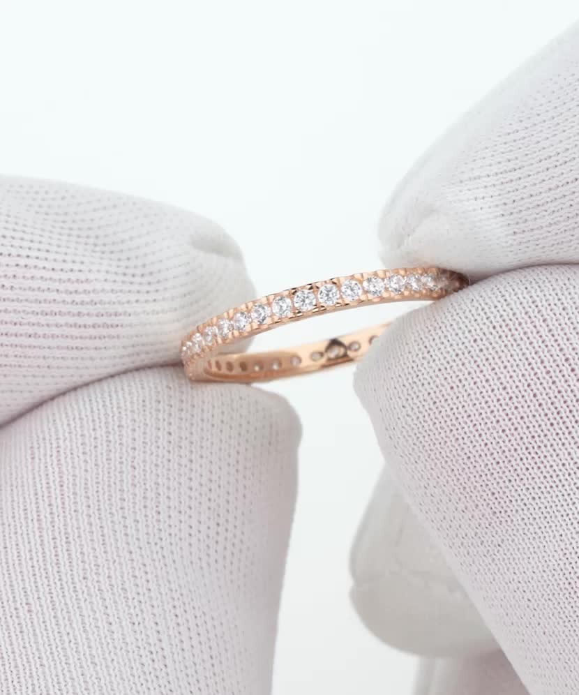 Kuldsõrmus tsirkoonidega