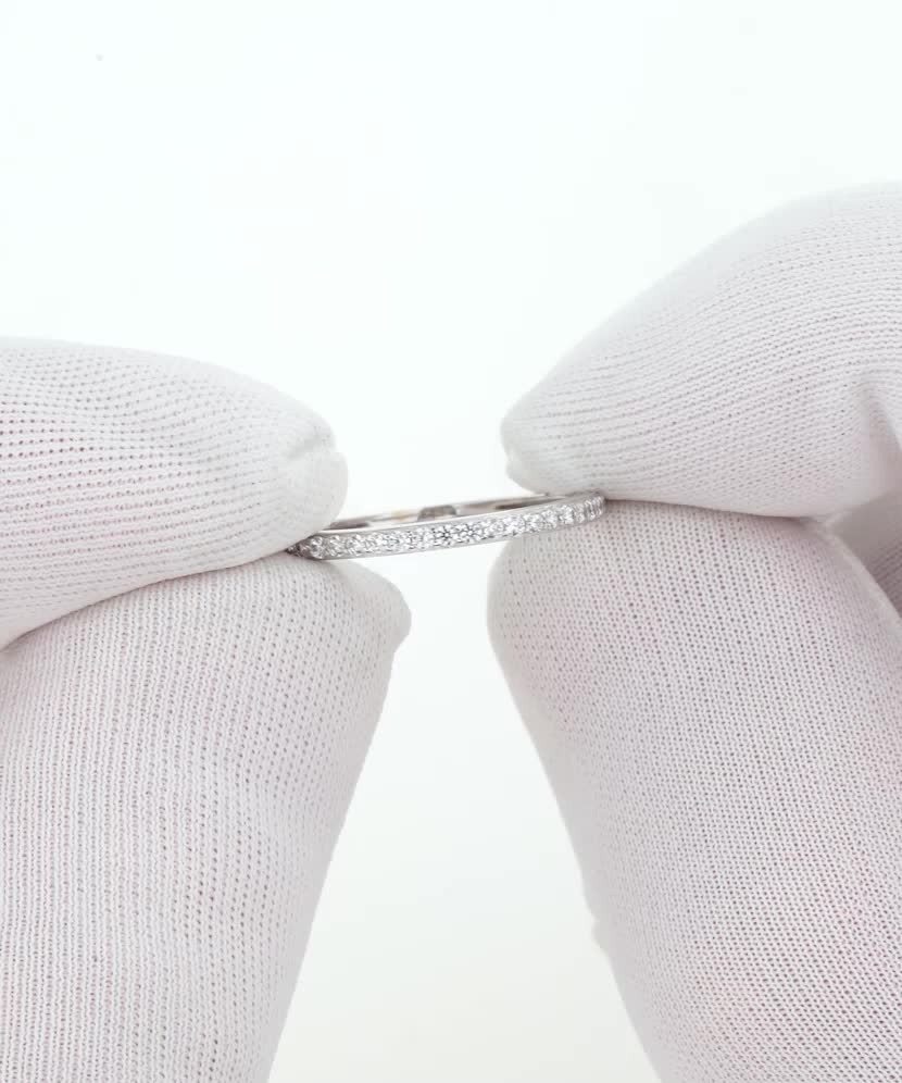 Valgest kullast sõrmus tsirkoonidega