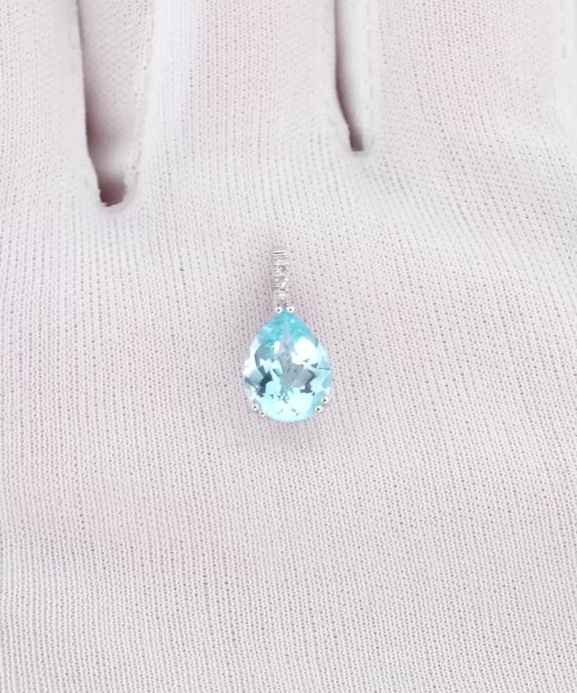 Valgest kullast ripats topaasi ja teemantidega