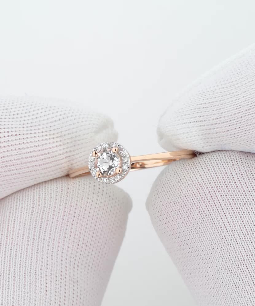 Золотое кольцо с бриллиантами и прозрачным топазом