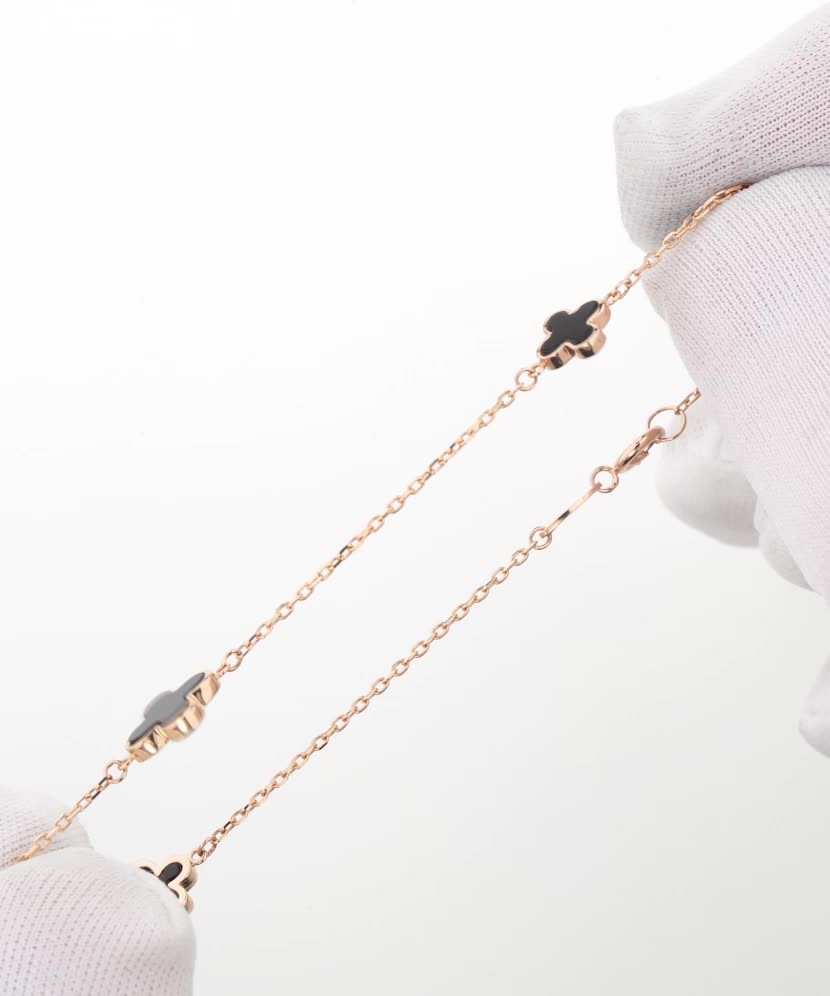 Золотой браслет с ониксом