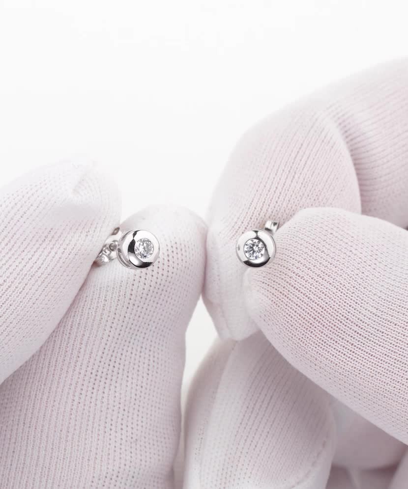 Valgest kullast kõrvarõngad tsirkoonidega