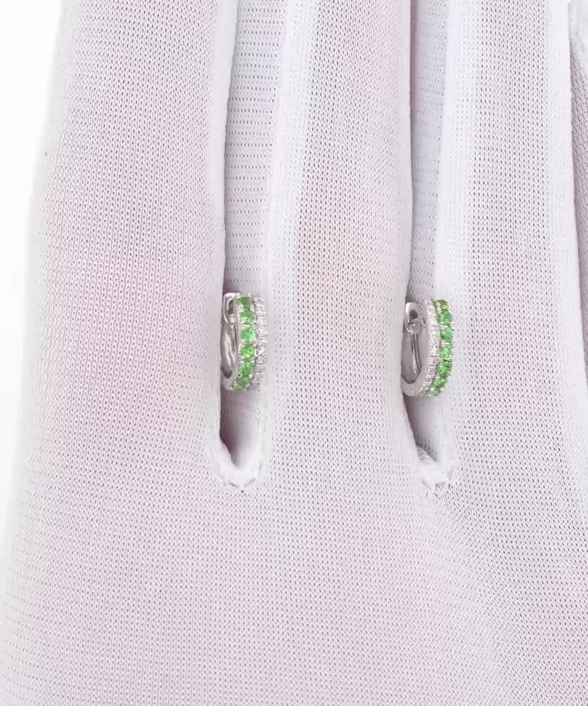 Valgest kullast kõrvarõngad teemantide ja rohelise granaadiga