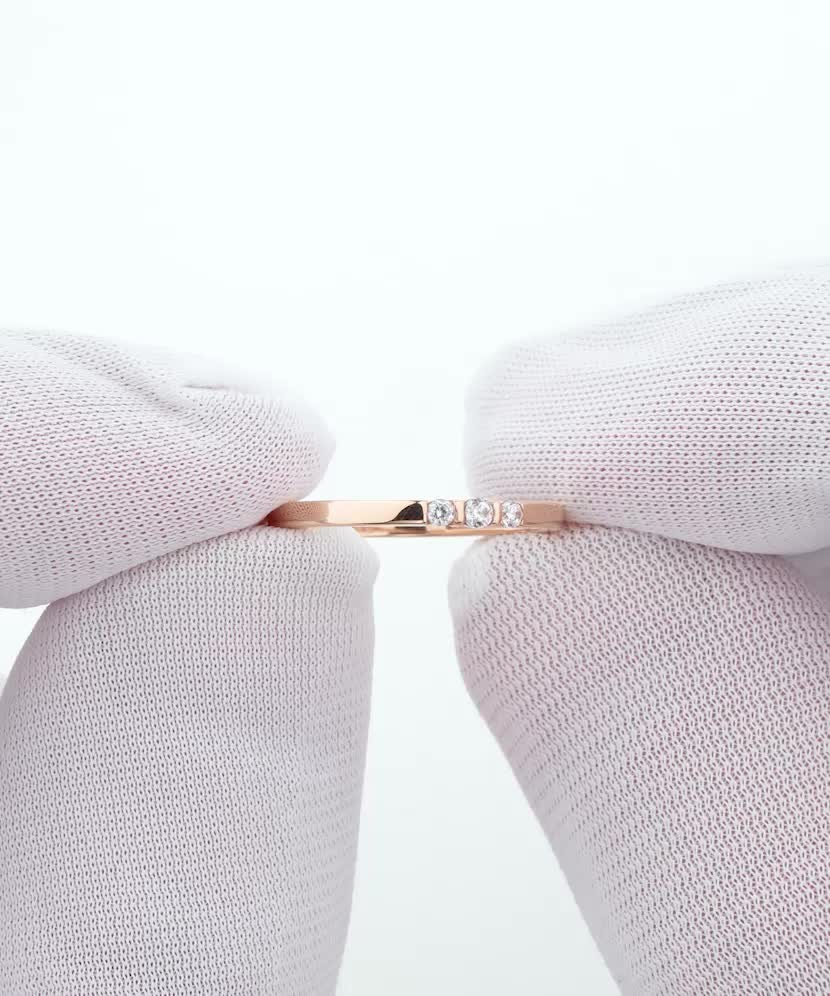 Kuldsõrmus tsirkoonidega