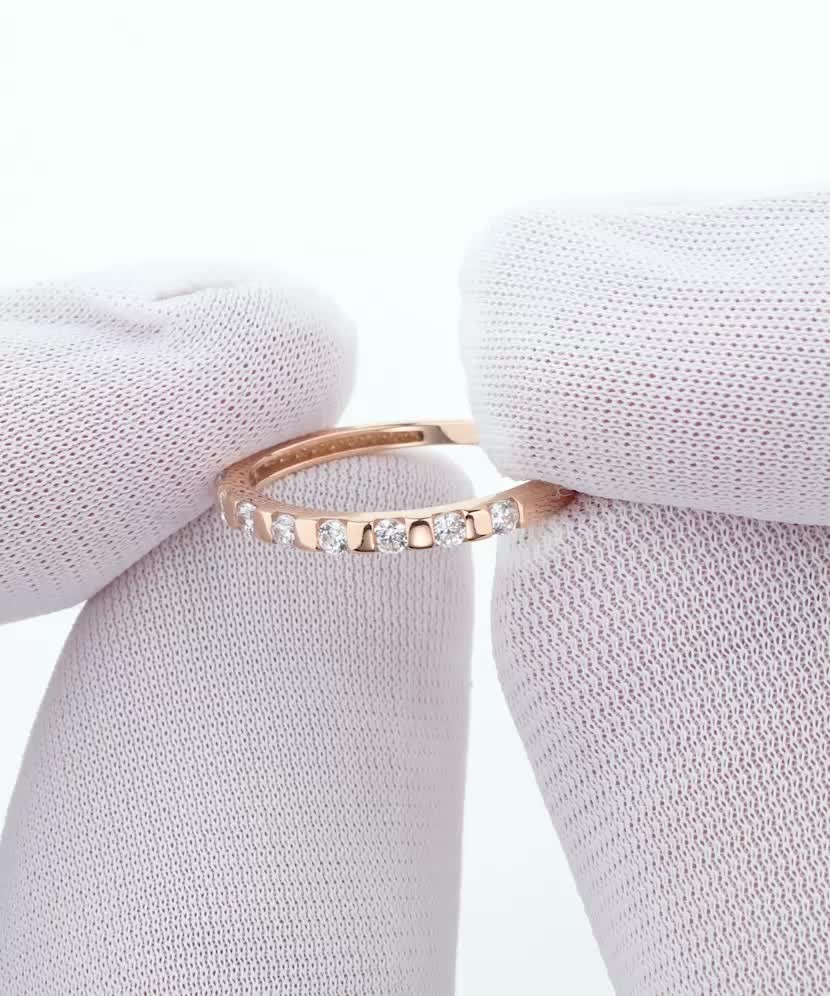 Kuldsõrmus tsirkoonidega