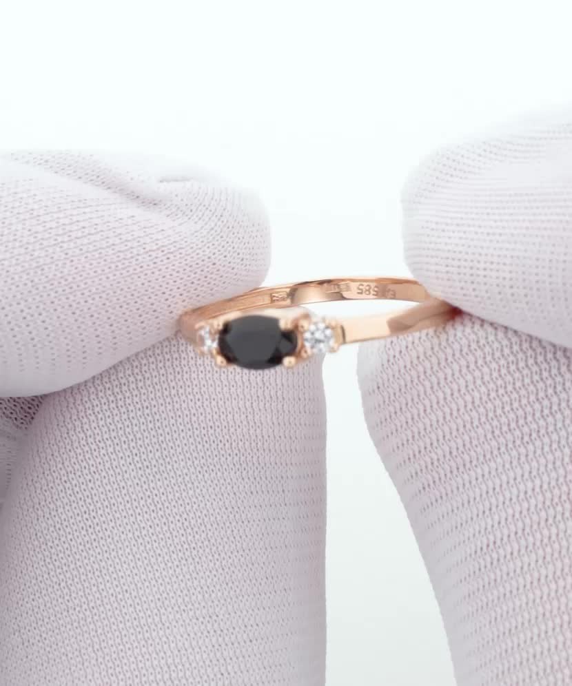 Kuldsõrmus tsirkoonidega