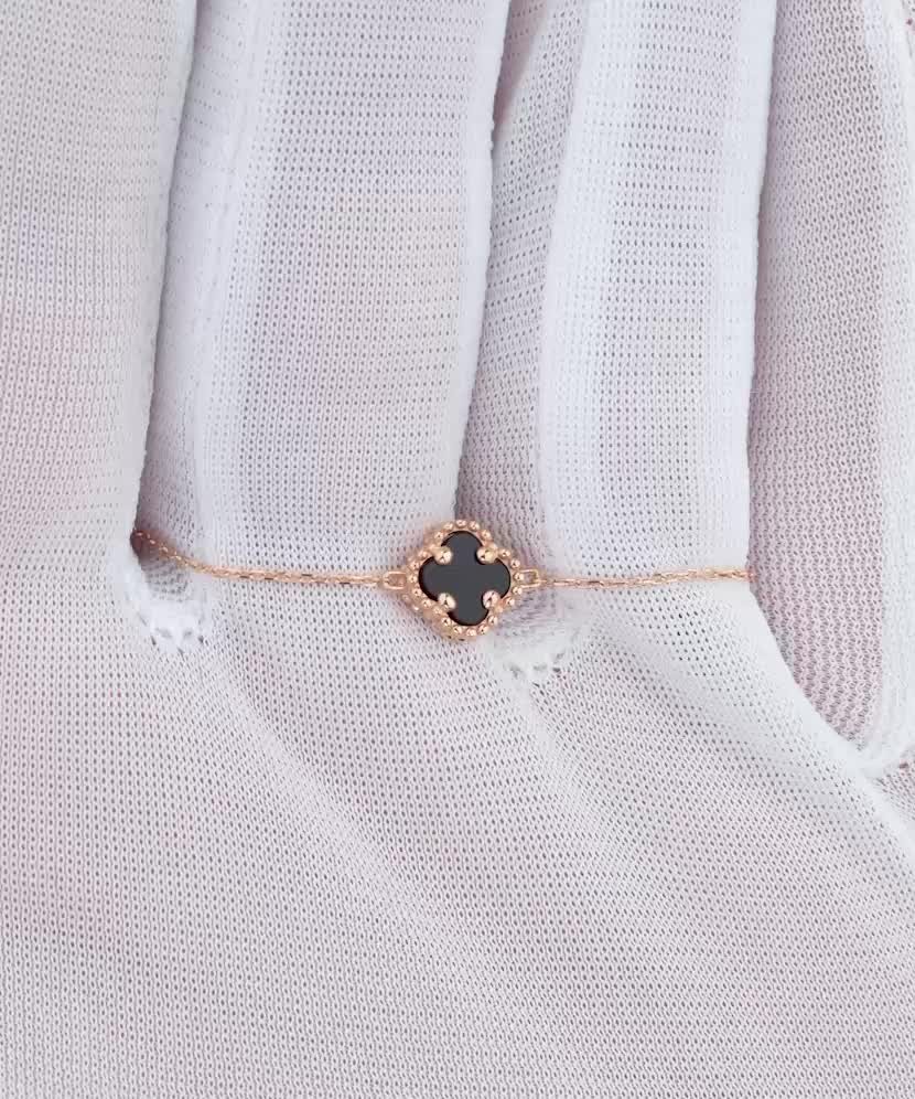 Золотая цепочка с подвеской из оникса