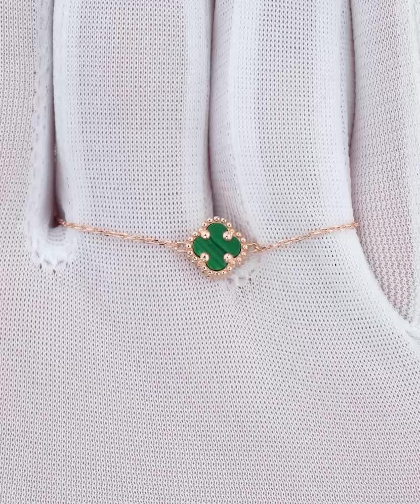 Золотая цепочка с кулоном из малахита