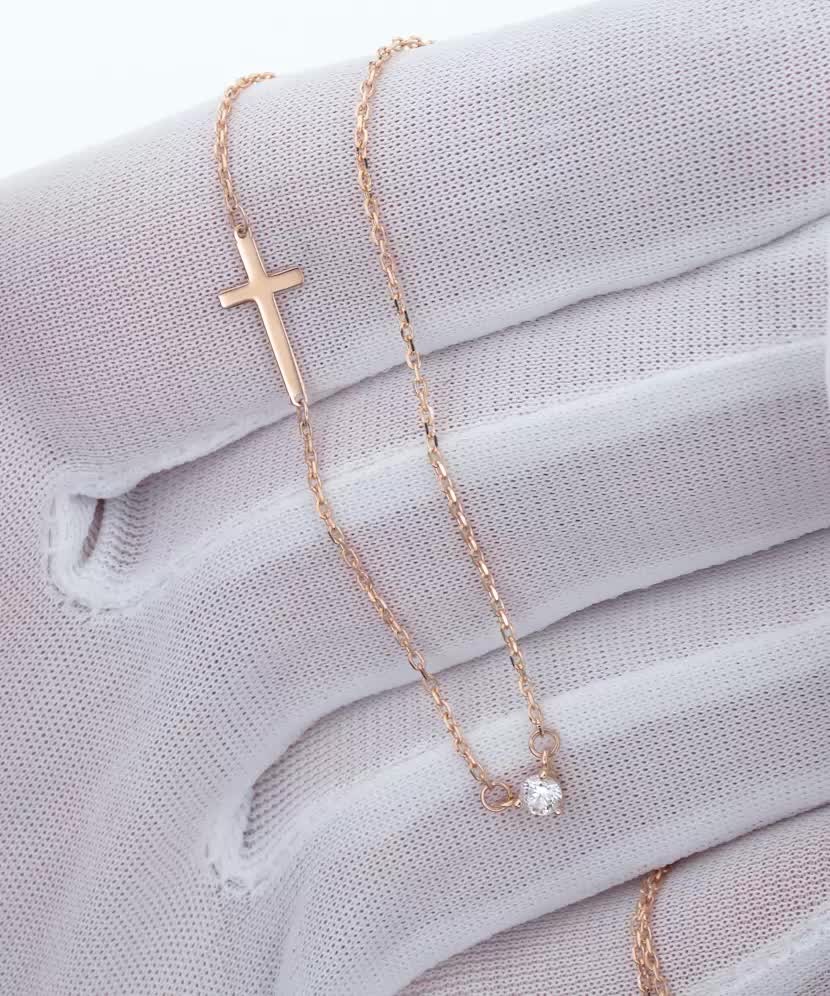 Kuldkett tsirkooni ripatsi ja ristiga