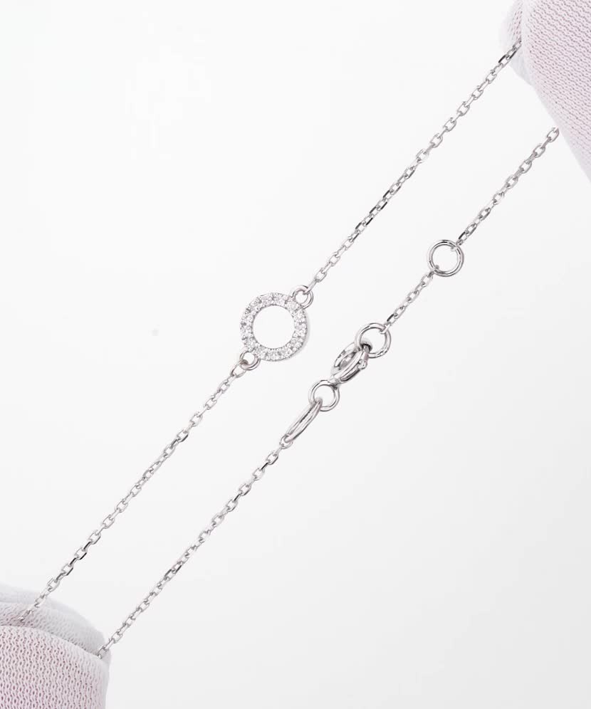 Valgest kullast käevõru teemantidega