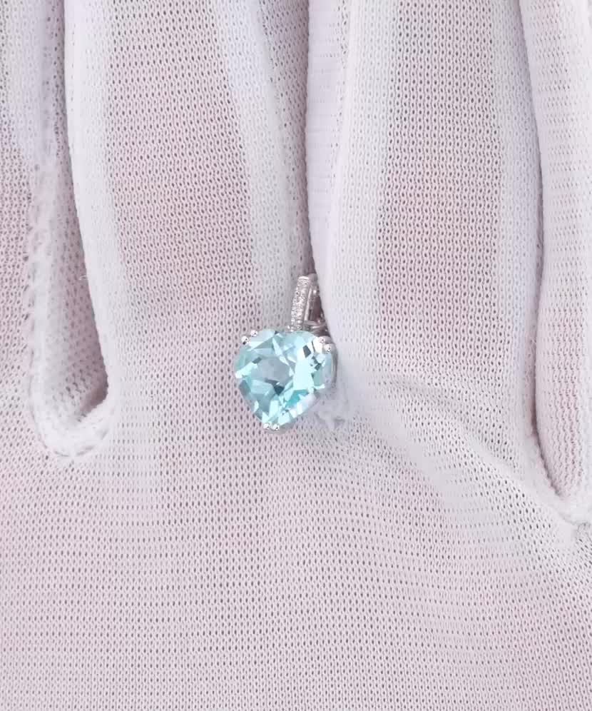 Valgest kullast ripats topaasi ja teemantidega "Süda"