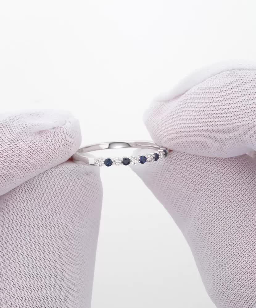 Valgest kullast sõrmus safiiri ja teemantidega