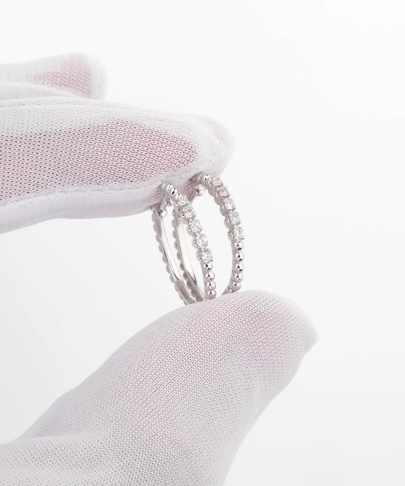 Valgest kullast kõrvarõngad teemantidega