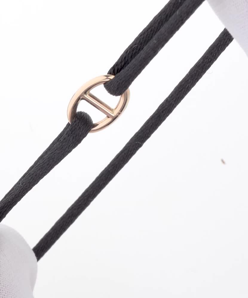 Musta niidiga käevõru kullaga