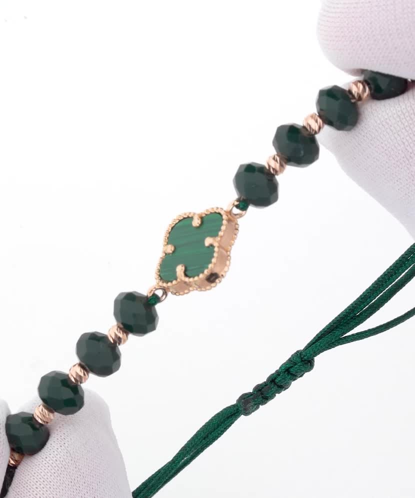 Браслет из зелёной нити с золотом и ониксом