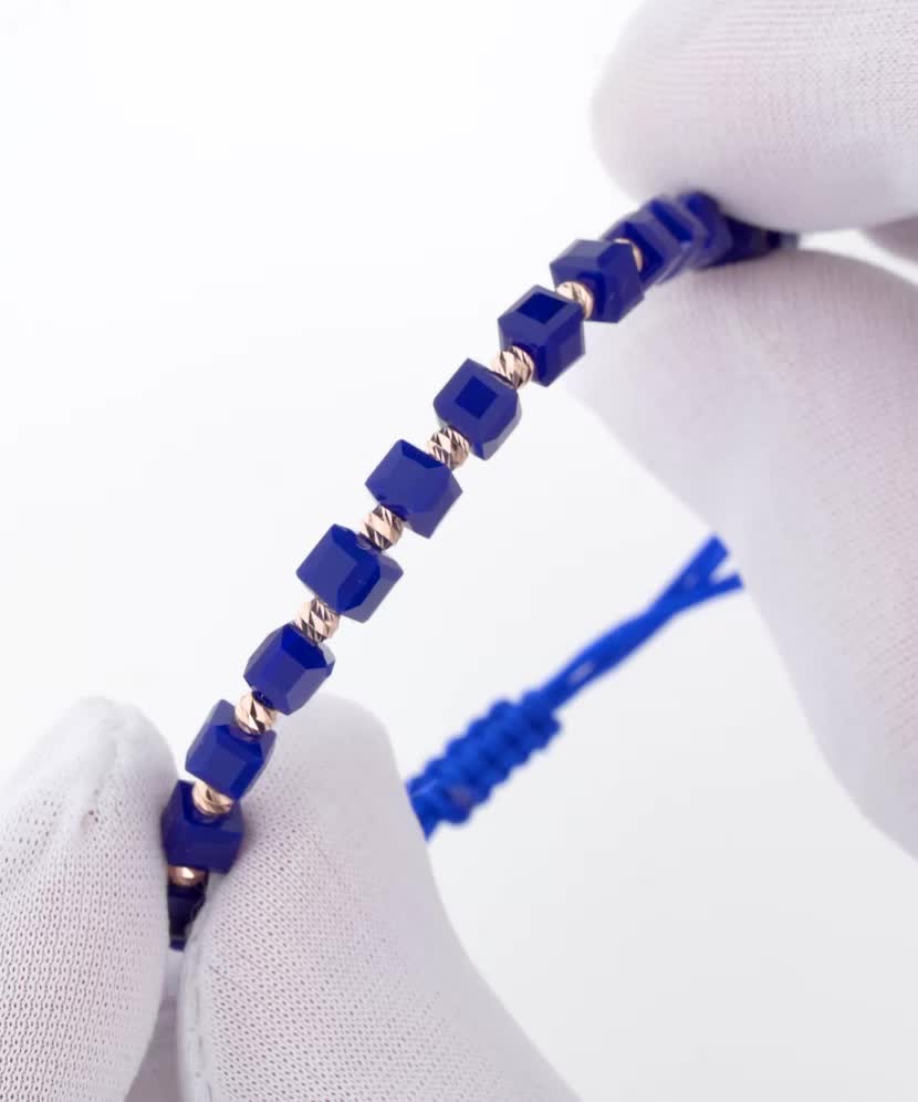 Sinisest lõngast käevõru kulla ja oonüksitega