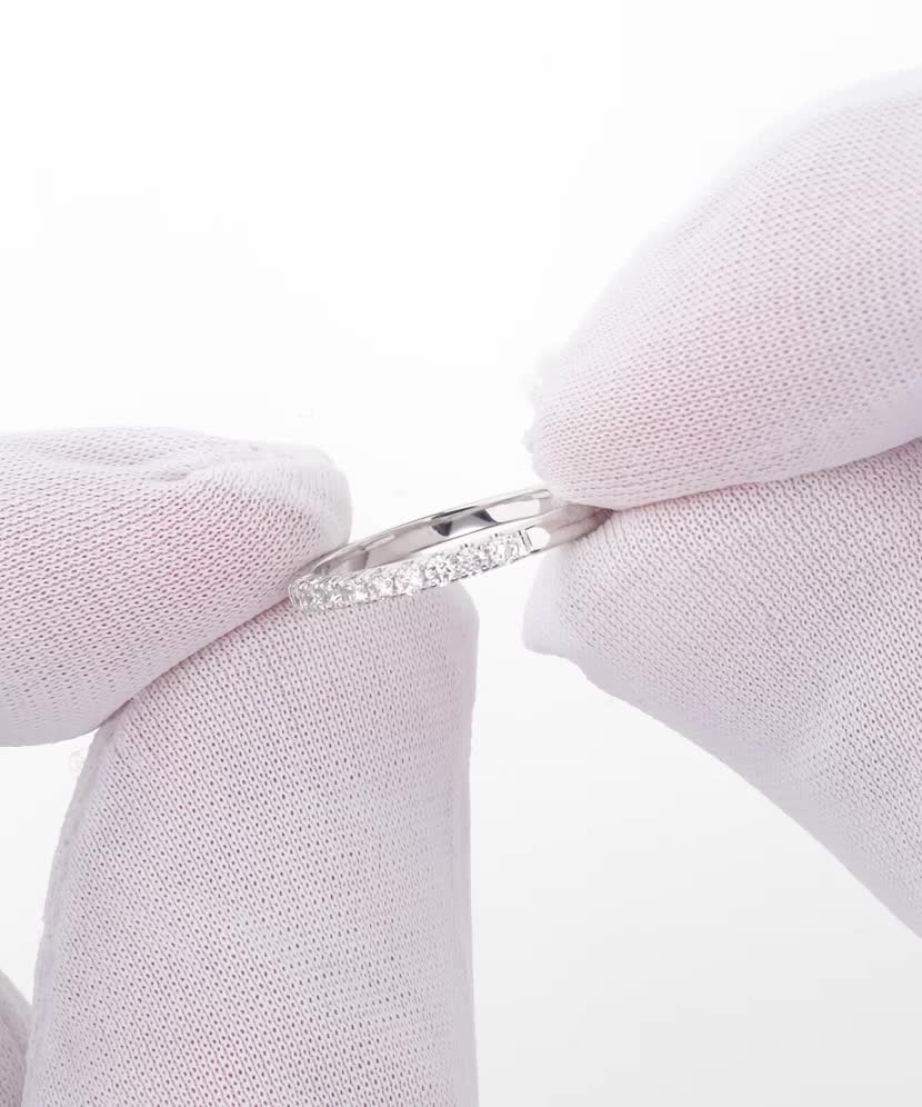 Valgest kullast sõrmus briljantidega