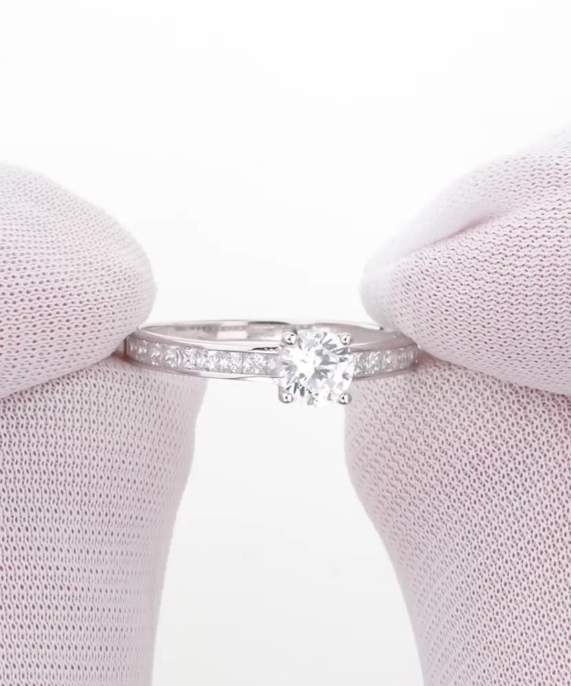 Кольцо из белого золота с цирконами