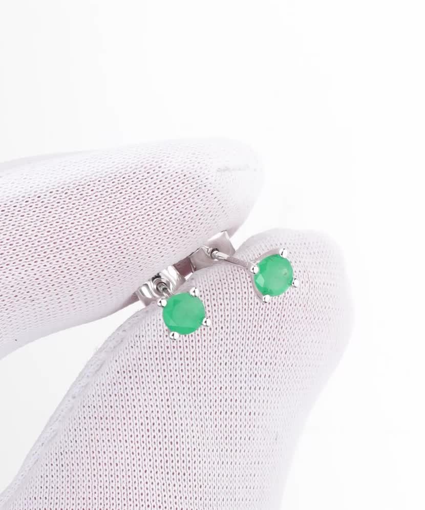 Серьги из белого золота с изумрудами