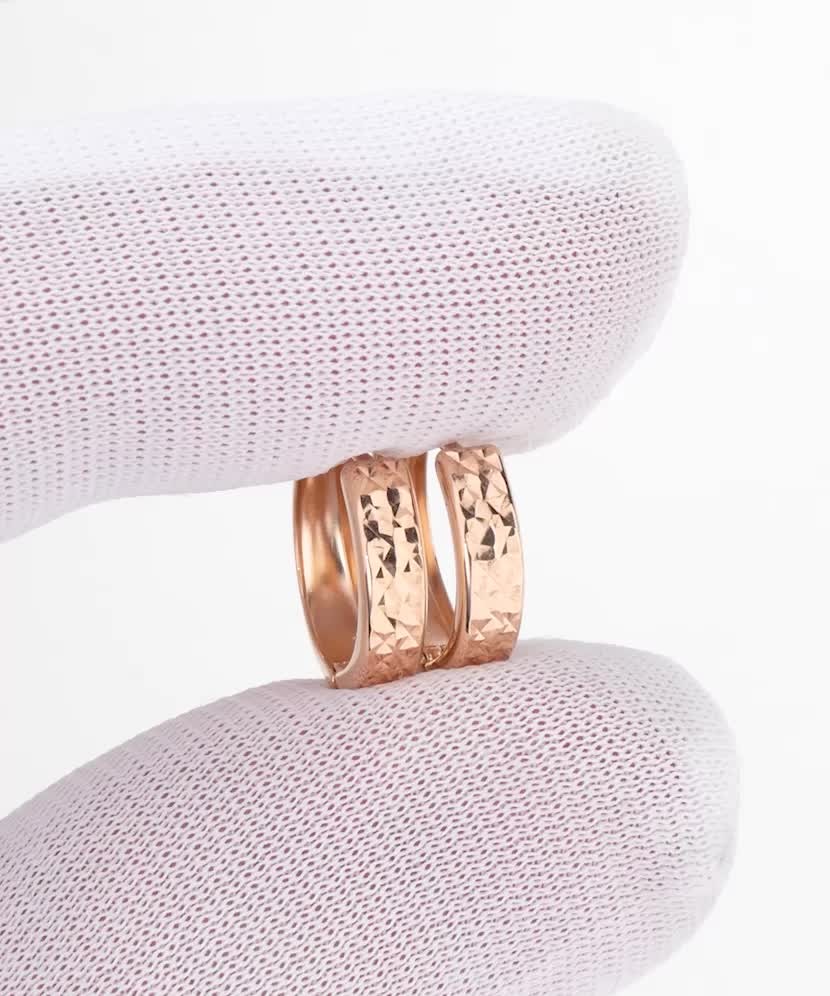 Золотые серьги с гравировкой