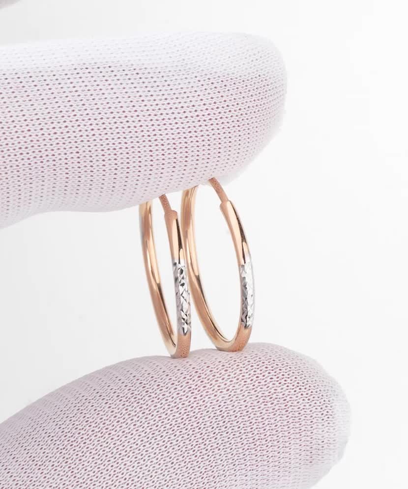 Золотые серьги с гравировкой