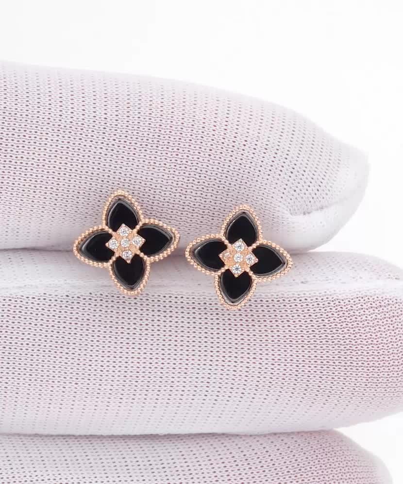 Kuldist kõrvarõngad oonüksite ja tsirkoonidega