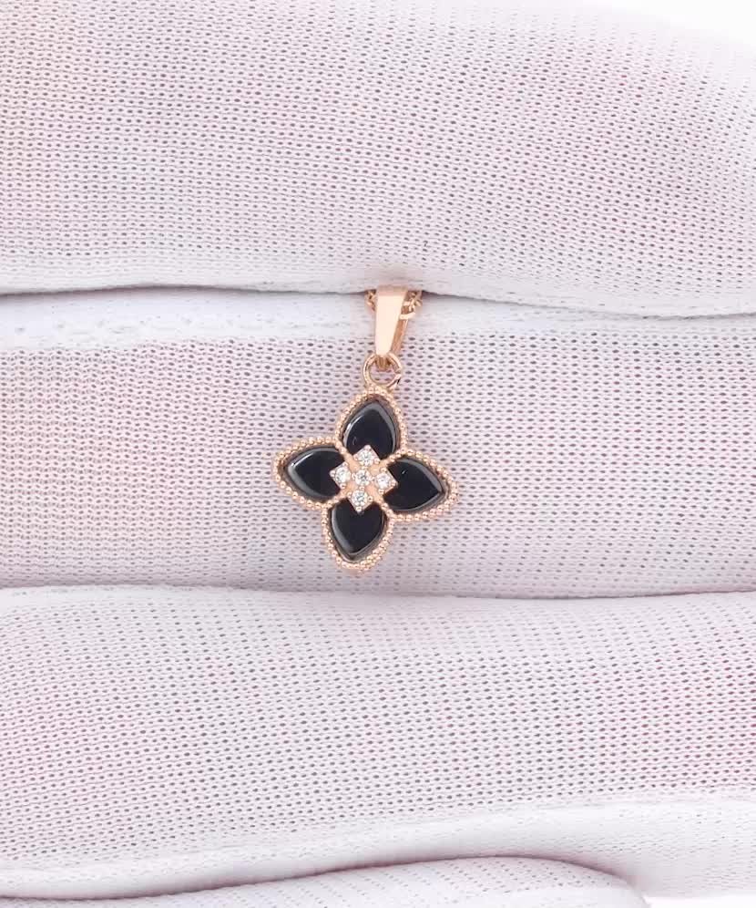 Золотой кулон с ониксом и цирконами