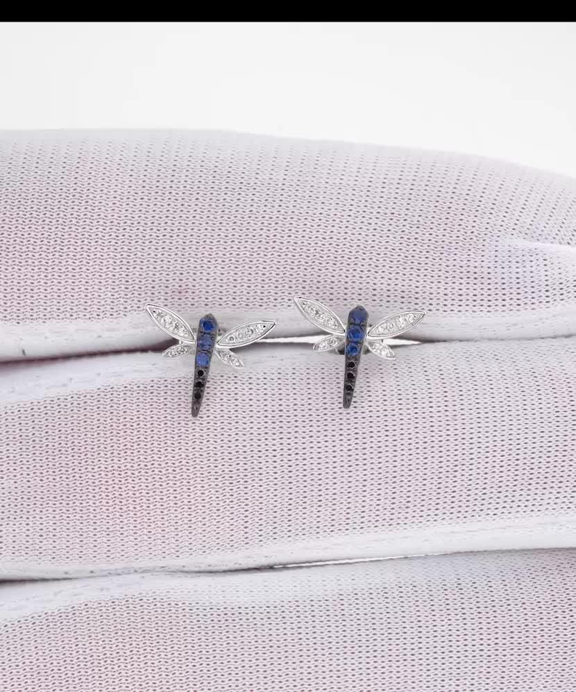 Серьги из белого золота с сапфирами, черными бриллиантами и бриллиантами.