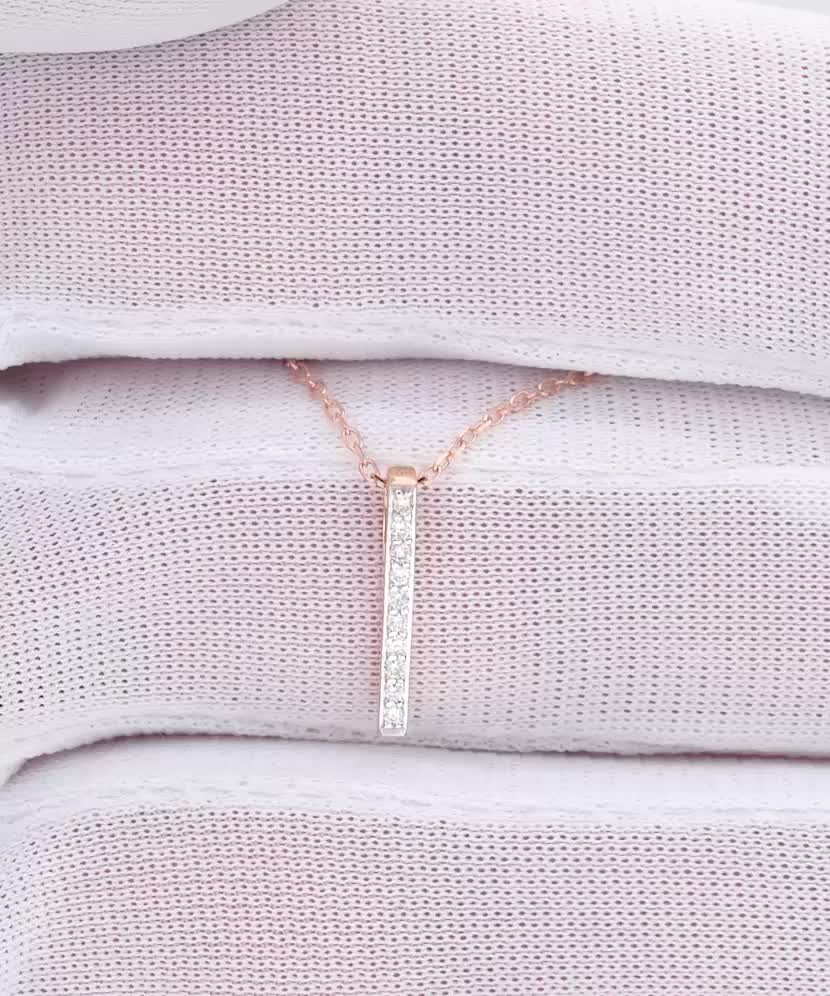 Kuldne kaelakee teemant-ripatsiga